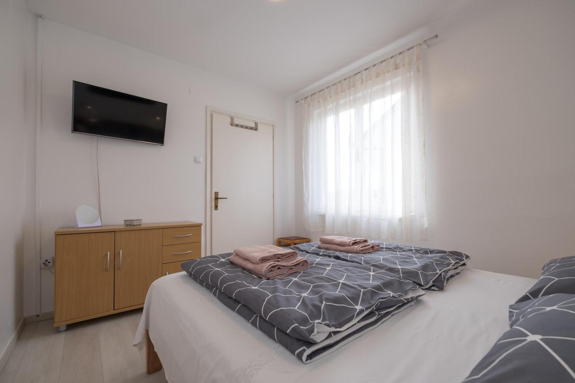 Apartments Lovorik Krk Town Buitenkant foto